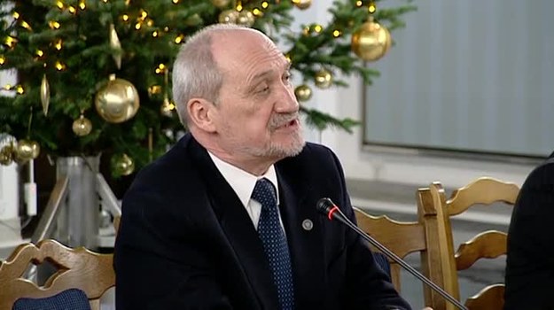 Antoni Macierewicz omówił główne tezy na temat katastrofy smoleńskiej, mające podważać raport komisji Millera. Jego zdaniem, stanowisko Instytutu Ekspertyz Sądowych potwierdza, że uderzenie w brzozę nie było przyczyną katastrofy, a gen. Błasik nie miał wpływu na sytuację w samolocie.