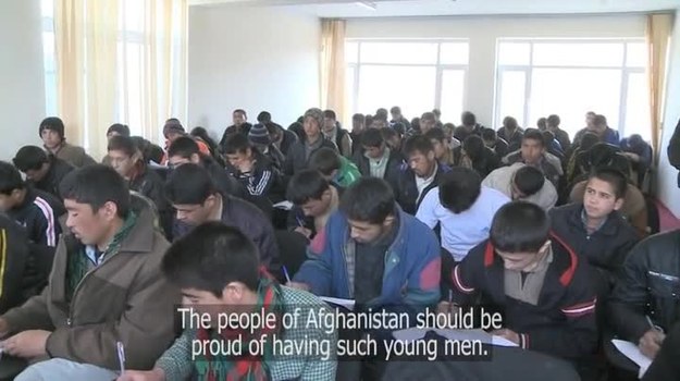 NATO Channel: W Afganistanie nie brakuje osieroconych dzieci, którym wojna zabrała bliskich. Od niedawna mieszkają one, bawią się i uczą w o wiele lepszych warunkach - to zasługa nowego dyrektora ds. placówek wychowawczych, który sam wychował się bez rodziców.