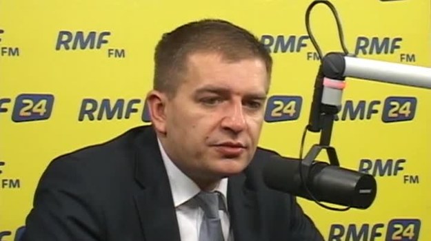 Przy zmianach systemowych zawsze są problemy organizacyjne - mówił w Kontrwywiadzie RMF FM Bartosz Arłukowicz, odnosząc się do trudności związanych z zakupem leków refundowanych. - Nie wyrzucę ustawy do kosza, będę rozmawiał z lekarzami.