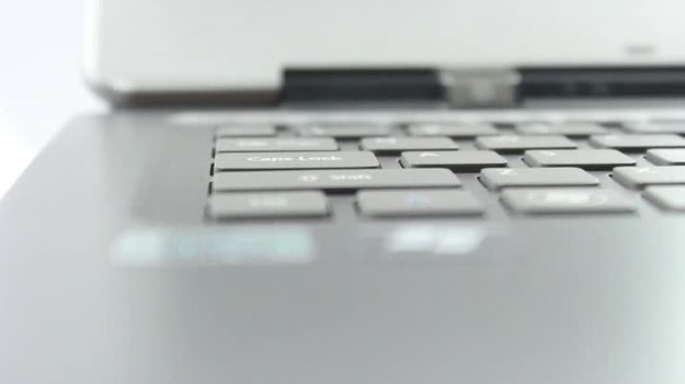 Acer Aspire S3 to jeden z pierwszych i tańszych ultrabooków dostępnych na polskim rynku. Ten smukły, lekki, a jednocześnie wydajny komputer mobilny stanowić ma alternatywę dla stylowego, choć droższego MacBooka Air. Czy Apple faktycznie ma się czego obawiać?