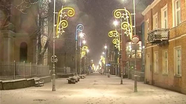 Warszawa, Kielce, Łódź, Szczecin. W wielu miejscach Polski spadł długo oczekiwany śnieg. Co to oznacza dla kierowców? Że muszą zdjąć nogę z gazu, bo na drogach może być ślisko.