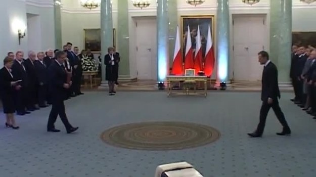 W Pałacu Prezydenckim odbyła się uroczystość zaprzysiężenia nowego rządu. Prezydent Bronisław Komorowski powołał Donalda Tuska na premiera. Tusk, a po nim wszyscy ministrowie, złożyli przysięgę.