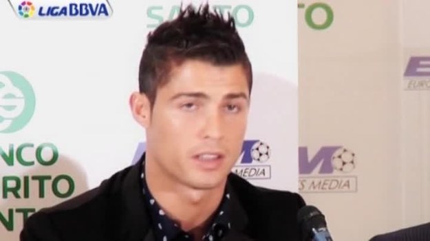 Cristiano Ronaldo odebrał w Madrycie nagrodę Europejskiego Złotego Buta. Portugalczyk przyznał jednak, że z radością zrzekłby się tego trofeum w zamian za triumf z zespołem w Lidze Mistrzów albo w lidze hiszpańskiej. /źródło: The NewsMarket/