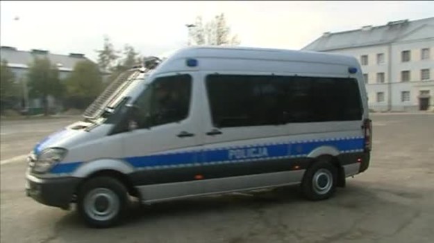 Przed przyszłorocznymi mistrzostwami Europy w piłce nożnej Euro 2012, policjanci dostaną 600 nowych furgonów - mercedesów sprinterów. Będą one służyć do przewozu policjantów z prewencji zabezpieczających m.in. mecze. Pierwsze auta trafiły już do stołecznych policjantów.