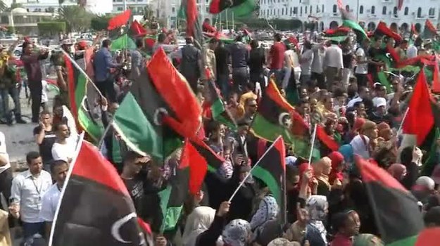 NATO Channel: Libijczycy świętują koniec reżimu Kaddafiego, ale mają świadomość czekających ich wyzwań. - Mam nadzieję, że nie zostaniemy bez pomocy. Kaddafi nie zostawił przecież Libii niczego - takie głosy słychać na ulicach Trypolisu.