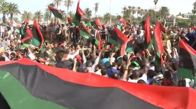 NATO Channel: Libijskie władze zdecydowały, że ciało Muammara Kaddafiego zostanie pochowane w sekretnym miejscu w Libii. Tymczasem na ulicach libijskich miast wciąż widać rozradowane tłumy ludzi cieszących się z wolności i przepełnionych nadzieją na lepsze jutro.