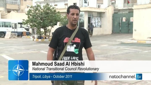 NATO Channel: Na ulicach libijskich miast zalega broń. W przypadku niektórych młodych mężczyzn chodzi głównie o brawurę. Większość z nich pistolety znała wcześniej jedynie z filmów... Niektórzy strzelają bez celu i bez przyczyny w zabudowanym obszarze mieszkalnym...