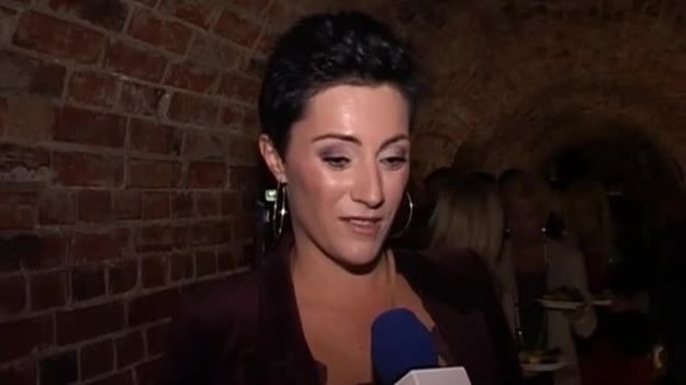Absolutnie nie słucham żadnych rad, ale śledzę to co dzieje się w modzie, ale generalnie mi się nie chce - mówi nam dziennikarka, Iwona Kutyna. I dodaje, że ostatnio zamieniła ołówkową spódnicę na dżinsy, a szpilki na trampki.