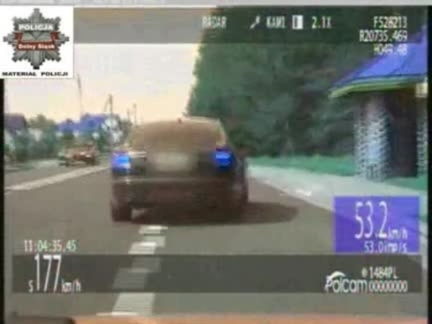 180 km/h pędził kierowca audi w Głogowie. Jego "wyczyn" został nagrany przez jadący z naprzeciwka radiowóz alfa romeo.