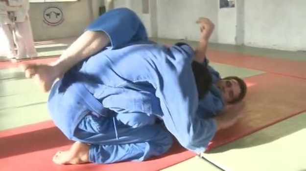 NATO Channel: Japońska sztuka walki judo zdobywa w Afganistanie coraz większą popularność. Wśród trenujących ją osób jest coraz więcej kobiet, które na macie i w sali treningowej odnajdują równość, jakiej nie doświadczają w codziennym życiu.