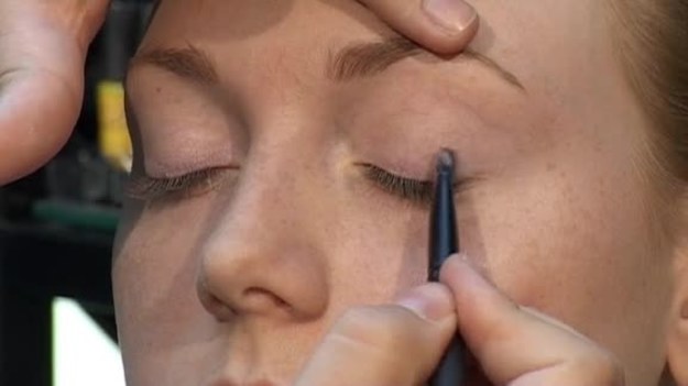 Rozświetlona, aksamitna cera, delikatnie podkreślone policzki i oczy - oto makijaż w stylu popularnej aktorki Julianne Moore.