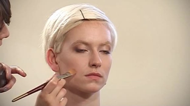 Triki makijażowe stworzono po to, by za pomocą kosmetyków zatuszować niedoskonałości. Jak to robić?