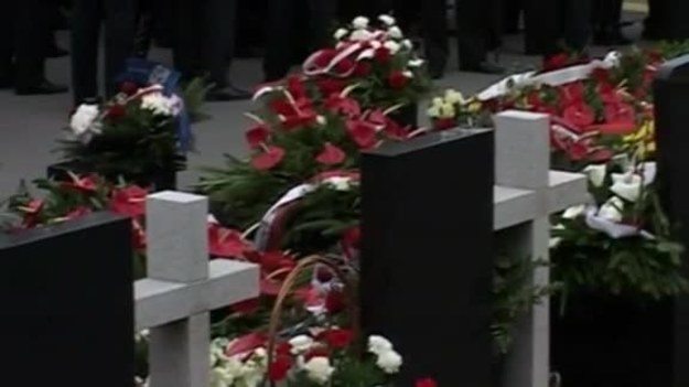 Na warszawskich Powązkach odbyły się państwowe obchody rocznicy katastrofy smoleńskiej. - Najpiękniejszym pomnikiem (...) dla uczczenia pamięci ofiar, jest pomnik wspólnoty - mówił prezydent Bronisław Komorowski.