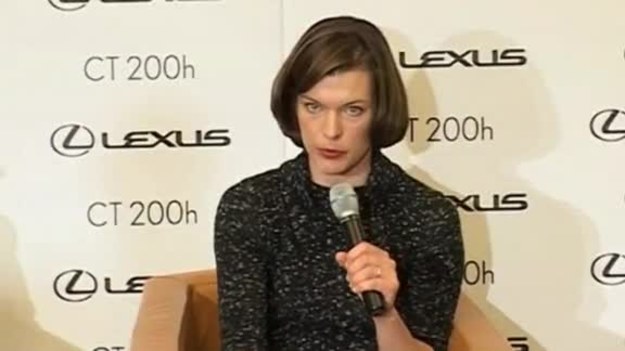 Milla Jovovich lubi od czasu do czasu stworzyć modową kolekcję albo zaprojektować kostiumy do filmu. Jednak, jak sama przyznaje, bycie projektantem "na pełny etat" jest wyczerpujące.