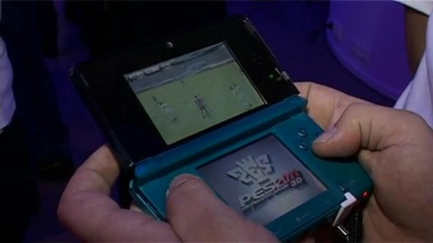 Sprawdzamy przenośną konsolę Nintendo 3DS, która umożliwia granie w trzech wymiarach bez konieczności noszenia okularów. 

