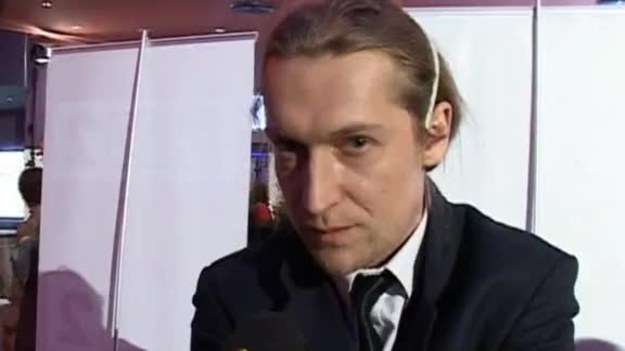 Podnoszę kompetencje społeczeństwa - mówi Paweł Korsun, który nazywa siebie "człowiekiem renesansu", a widzów TVP 2 uczy... języka angielskiego.
