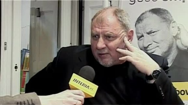 Andrzej Grabowski przygodę z muzyką zaczął już dawno temu. Pojawił się w teledysku zespołu Feel ("Pokaż mi niebo") i gościnnie wsparł punkrockową grupę KSU ("Po drugiej stronie drzwi").