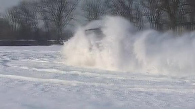 Oto długo wyczekiwana w Europie impreza STI z nadwoziem typu sedan. Styliści Subaru wrócili do korzeni. W oczy rzuca się przede wszystkim potężnych rozmiarów skrzydło na tylnej klapie oraz szerokie błotniki...