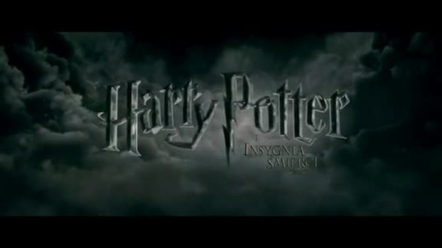 Harry, Ron i Hermiona wyruszają w niebezpieczną misję. Ich zadaniem jest znalezienie i zniszczenie horkruksów, dzięki którym Voldemort sieje zniszczenie i jest nieśmiertelny.