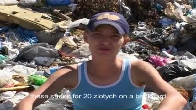 "Wysypisko" to etiuda filmowa opowiadająca o młodej dziewczynie, dla której źródłem utrzymania jest zbieranie śmieci na wysypisku.