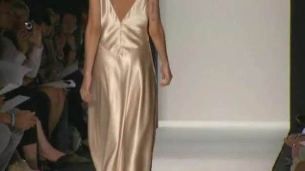 Narciso Rodriguez uważa, że idealnym strojem dla kobiety jest sukienka. Projektant stawia na zmysłowość i umiejętne łączenie stylów.
