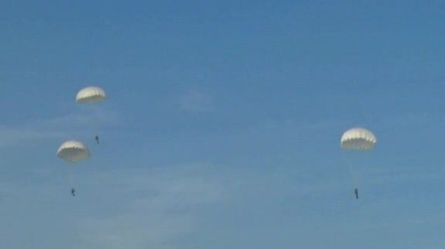 Zobacz, jak na spadochronach skaczą żołnierze z 6. Brygady Powietrznodesantowej w Krakowie.