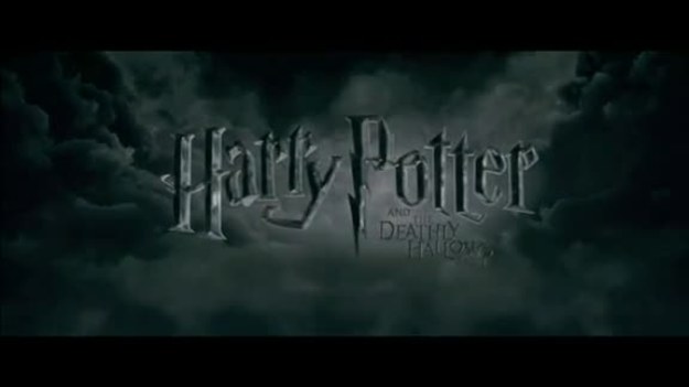Potęga Voldemorta rośnie w siłę. Przejął kontrolę nad Ministerstwem Magii i Hogwartem. Harry, Ron i Hermiona decydują się na kontynuację woli Dumbledore'a. Podejmują próbę znalezienia pozostałych horkruksów, żeby pokonać "Czarnego Pana".