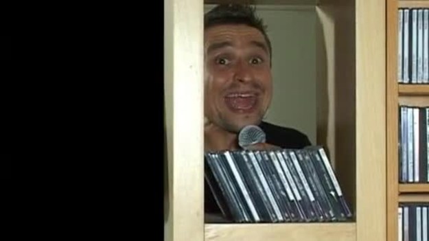 Kolejny album Janusza Radka "Gdzieś-po-między" (premiera 08.10.) to 13 kompozycji w całości autorstwa artysty. Janusz Radek udowadnia tą płytą, że jest nie tylko doskonałym wokalistą ale także potrafi pisać piękne teksty oraz ciekawe przebojowe piosenki. Oto fragment utworu "Wyściskany sok z owoców".