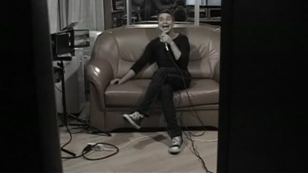 Kolejny album Janusza Radka "Gdzieś-po-między" (premiera 08.10.) to 13 kompozycji w całości autorstwa artysty. Janusz Radek udowadnia tą płytą, że jest nie tylko doskonałym wokalistą, ale także potrafi pisać piękne teksty oraz ciekawe przebojowe piosenki. Oto fragment utworu "Ten pocałunek".