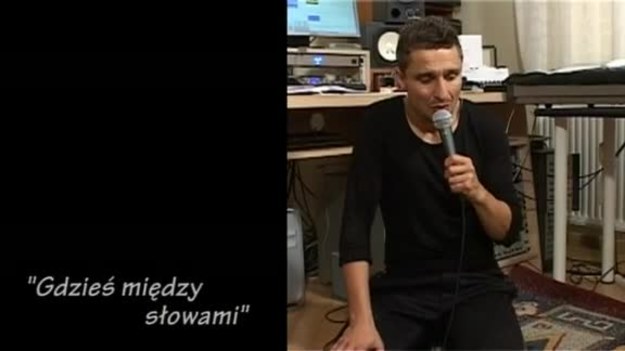 Kolejny album Janusza Radka "Gdzieś-po-między" (premiera 08.10.) to 13 kompozycji w całości autorstwa artysty. Janusz Radek udowadnia tą płytą, że jest nie tylko doskonałym wokalistą, ale także potrafi pisać piękne teksty oraz ciekawe przebojowe piosenki. Oto fragment utworu "Gdzieś między słowami".