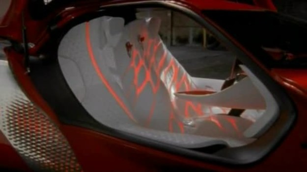 DeZir to futurystyczny prototyp sportowego samochodu o napędzie elektrycznym, który Renault zaprezentowało na salonie paryskim. Zobacz, jak sprawuje się podczas jazdy.