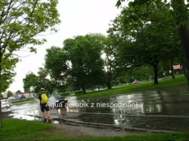 Pryskająca na wszystkie strony woda uszkodzić może nie tylko samochód. Sporo problemów przysporzyć może także przechodniom...