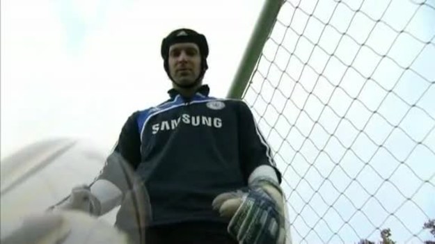 Petr Cech i Frank Lampard, na co dzień grający razem w Chelsea Londyn, przetestowali oficjalną piłkę Mundialu w RPA, Adidas Jabulani. Co o niej sądzą? /źródło: The NewsMarket/