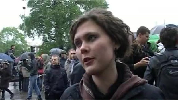 Tysiące krakowian zgromadziły się przy zamkniętym Moście Dębnickim. Obserwują Wisłę. Władze miasta zapewniają, że mieszkańcom nie grozi niebezpieczeństwo, ale na wszelki wypadek przygotowano plan ewentualnej ewakuacji. W całym mieście ruch jest sparaliżowany.