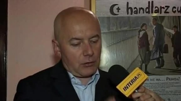 Bolesław Pawica, reżyser filmu "Handlarz cudów", o głównym bohaterze granym przez Borysa Szyca: - To człowiek niedojrzały i zagubiony, reprezentant tzw. Polski "B", który na oczach widza przechodzi przemianę. Katalizatorem tej przemiany okazuje się podróż, jak na film drogi przystało.