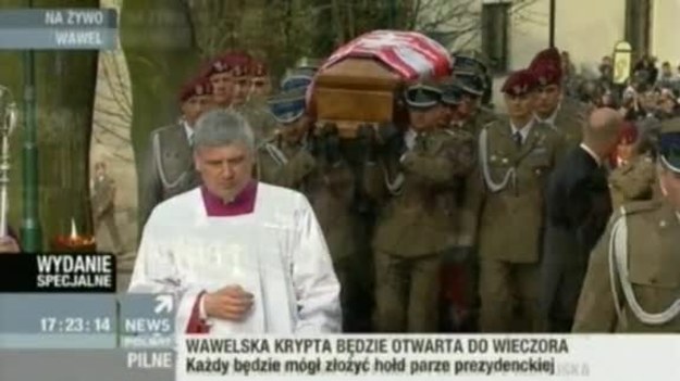 Kondukt z ciałami Lecha i Marii Kaczyńskich przeszedł z Bazyliki Mariackiej ulicą Grodzką na Wawel, gdzie spocznie Para Prezydencka. Procesji żałobników towarzyszył dźwięk Dzwonu Zygmunta.