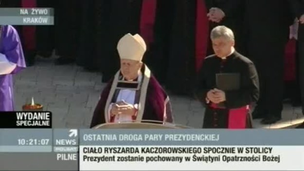Trumny z ciałami Lecha i Marii Kaczyńskich są już w krakowskiej Bazylice Mariackiej. Przed kościołem oczekiwał na nie kardynał Stanisław Dziwisz.