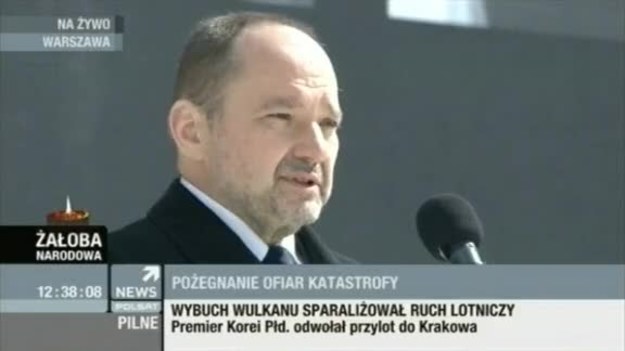 Panie prezydencie, 10 kwietnia był pan, tak jak każdego innego dnia, na służbie Rzeczpospolitej, zmierzał pan do Katynia, aby oddać hołd ofiarom ludobójczego mordu sprzed 70 lat - mówił szef gabinetu prezydenta Lecha Kaczyńskiego Maciej Łopiński podczas uroczystości żałobnych na pl. Piłsudskiego.