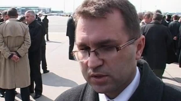 Poseł PiS, Zbigniew Girzyński udzielił wywiadu Interia.tv na lotnisku Okęcie po przylocie trumny z ciałem prezydenta Lecha Kaczyńskiego.