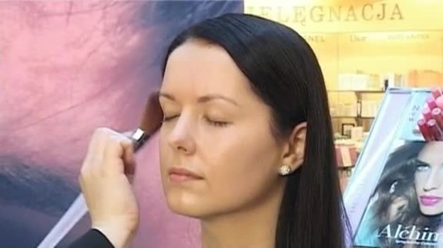 Makijaż na wiosnę powinien być lekki i rozświetlać twarz. Firma Collistar oferuje kompletną gamę cieni i kredek do powiek, które nadadzą spojrzeniu wyrazistości. Zobacz, jak wykonać taki make-up!