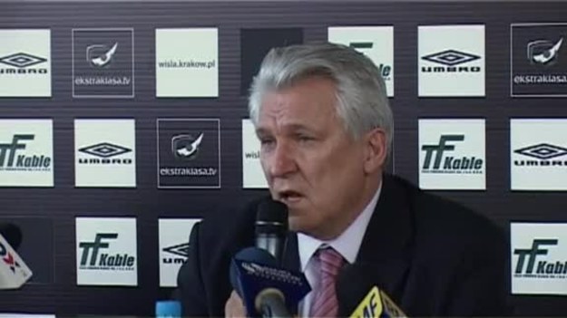 Po zwolnieniu Macieja Skorży Wisła Kraków niespodziewanie na stanowisko trenera zatrudniła Henryka Kasperczaka, którego w atmosferze skandalu zwolniła w 2005 r.