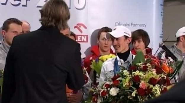 Dwukrotny wicemistrz olimpijski Adam Małysz w środę wrócił do kraju. Na lotnisku w Warszawie przywitał go tłum fanów i dziennikarzy.