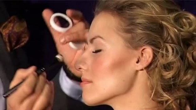 Jak nadać kształt brwiom, jak używać eyelinera i jak nakładać cienie? Oto oczy według Jonasa Wramella - wizażysty, twórcy Hollywood Collection.