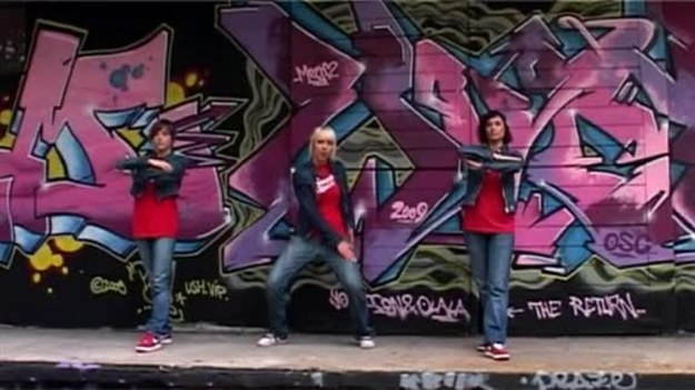 W internetowym kursie tańca: hip-hop. To styl, który powstał w Nowym Jorku w latach 80. Główne elementy hip-hopu to rapowanie, graffiti i breakdance.