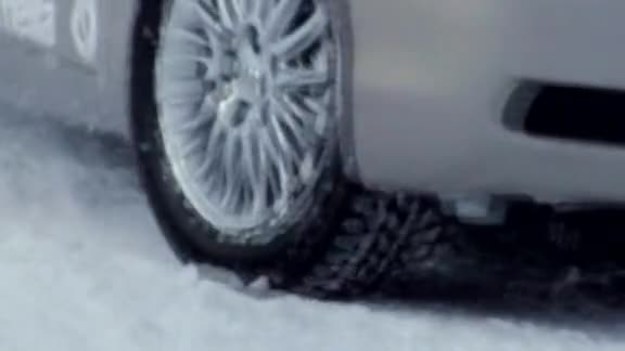 Śnieg i lód na drodze mogą okazać się dla kierowcy traumatycznym przeżyciem. Eksperci radzą, jak bezpiecznie jeździć w zimowych warunkach. /źródło: The NewsMarket/