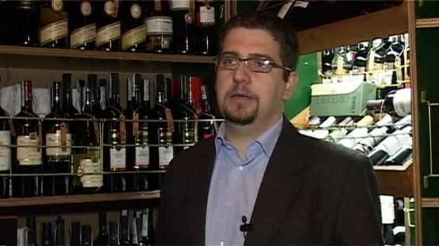 "Wszystko o winie": Siarkę dodaje się do wina po to, żeby sterylizować ten napój, czyli uniknąć wszelkich bakterii i chorób. Siarczany w winie nam nie szkodzą, chyba, że ktoś jest na nie uczulony. Wina nie powinny także pić panie w ciąży.