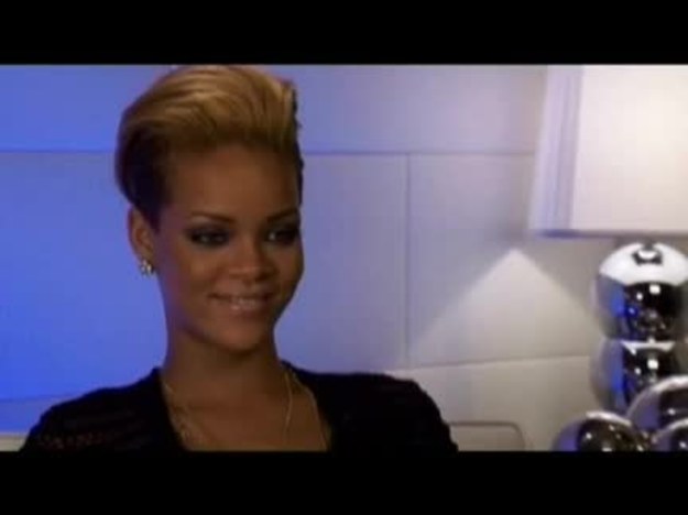 "Rated R" to płyta, na której nie słychać strachu, płyta bardziej dojrzała, co ma związek z tym, że ja też dojrzałam. Kiedy ukazywała się moja poprzednia płyta, miałam 19 lat. Dziś mam ich 21, w związku z czym chcę śpiewać i mówić o innych rzeczach - tak o swojej nowej płycie mówi Rihanna.