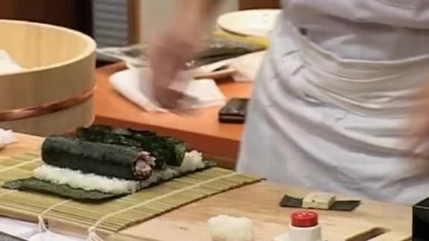 Mistrzowie sushi w Japonii nie przyciskają ryżu mocno do wodorostów, raczej łagodnie go rozprowadzają. Ryż ma być pulchny i sprężysty. Potem można przygotowywać prawdziwe dzieła sztuki.