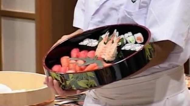 Nori to japońska nazwa określająca różne gatunki jadalnych wodorostów morskich. Japończycy bardzo lubią liście nori, dlatego są one czasami bardzo drogie. Nori zbiera się podobnie jak herbatę i suszy. A skąd się wzięły california sushi? Posłuchajcie.