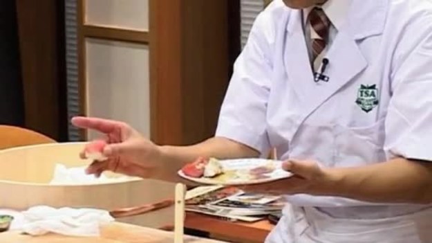 W dawnej Japonii nie było ani talerzyków, ani pałeczek, dlatego mistrzowie sushi nakładali sos sojowy bezpośrednio do potrawy. Na pamiątkę tego zwyczaju, w Japonii sos sojowy przykłada się do ryby.